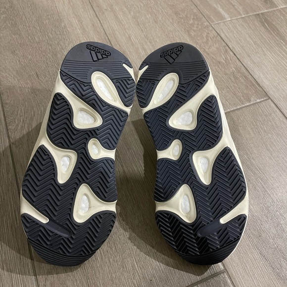 Yeezy 700 v2 Analog - Picture 4 of 5